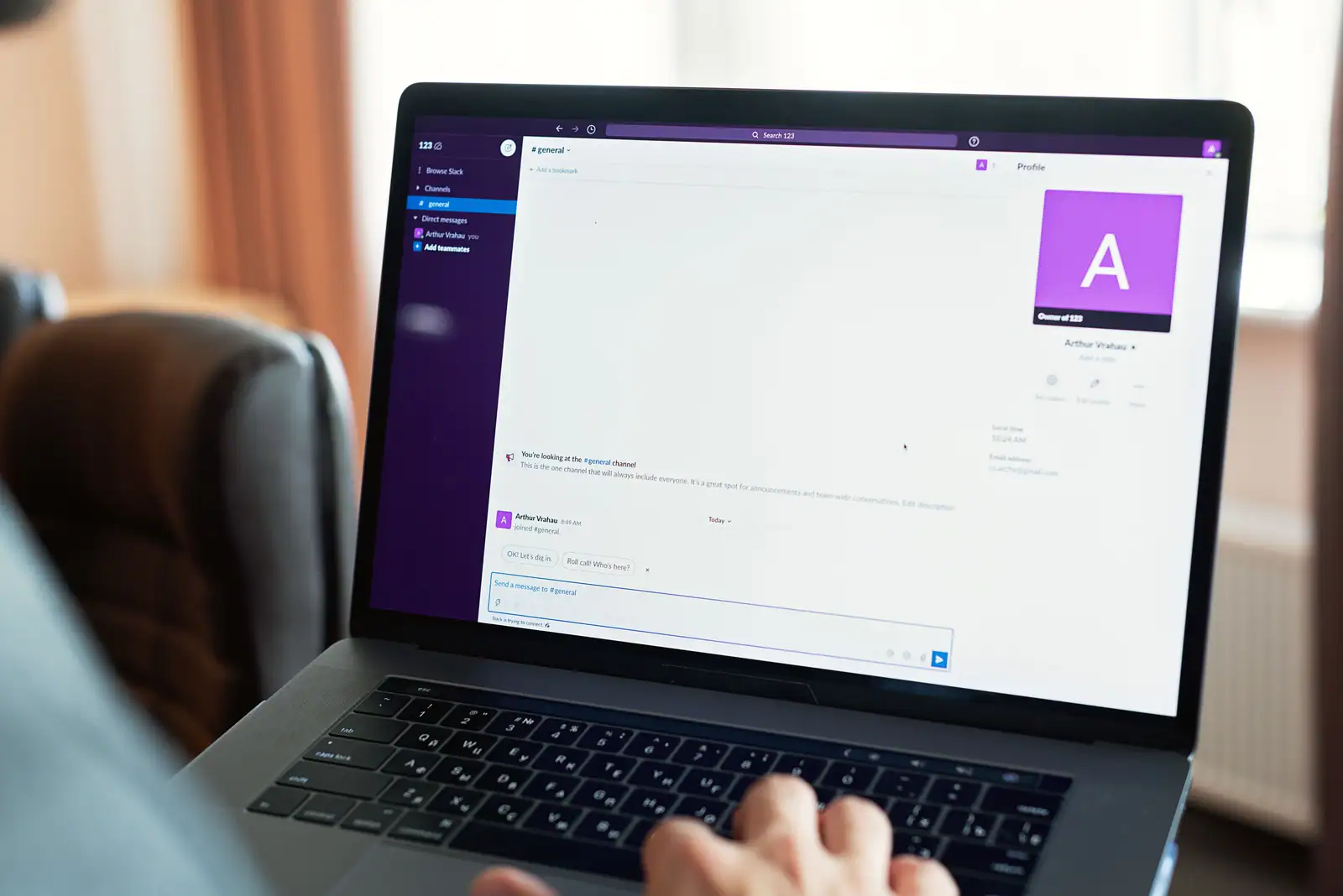 Ordinateur portable affichant l'interface d'une application web de messagerie collaborative