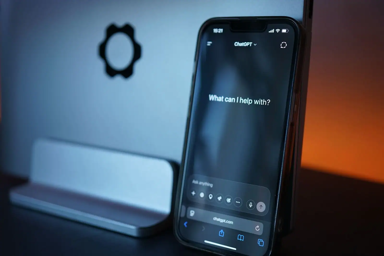 Smartphone affichant l'écran d'accueil de l'assistant ChatGPT