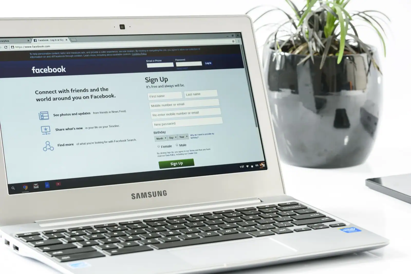 Page de connexion à un compte en ligne, avec champs e-mail et mot de passe, affichée sur un ordinateur portable