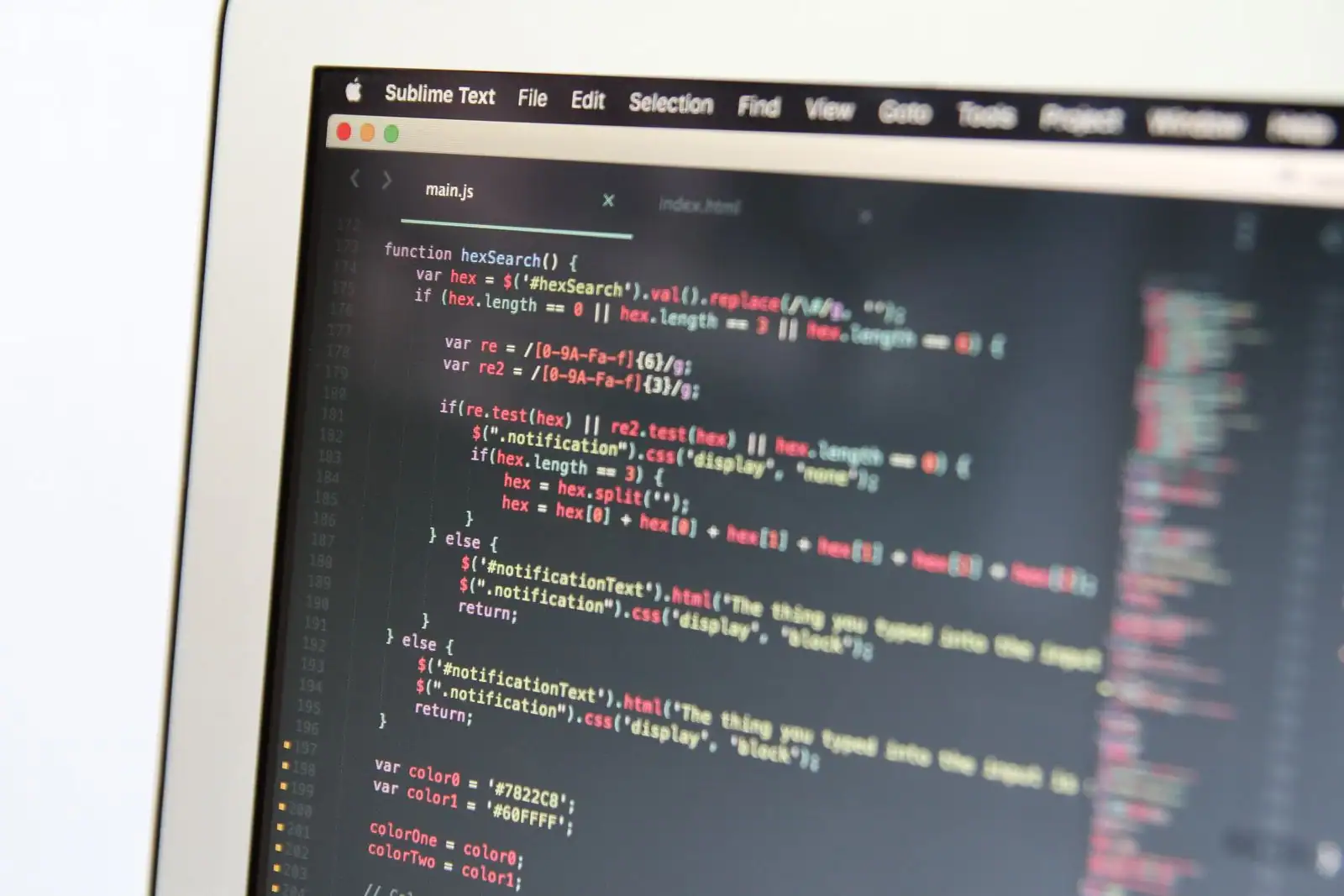 Écran d'ordinateur affichant des lignes de code informatique dans un éditeur, sur fond sombre