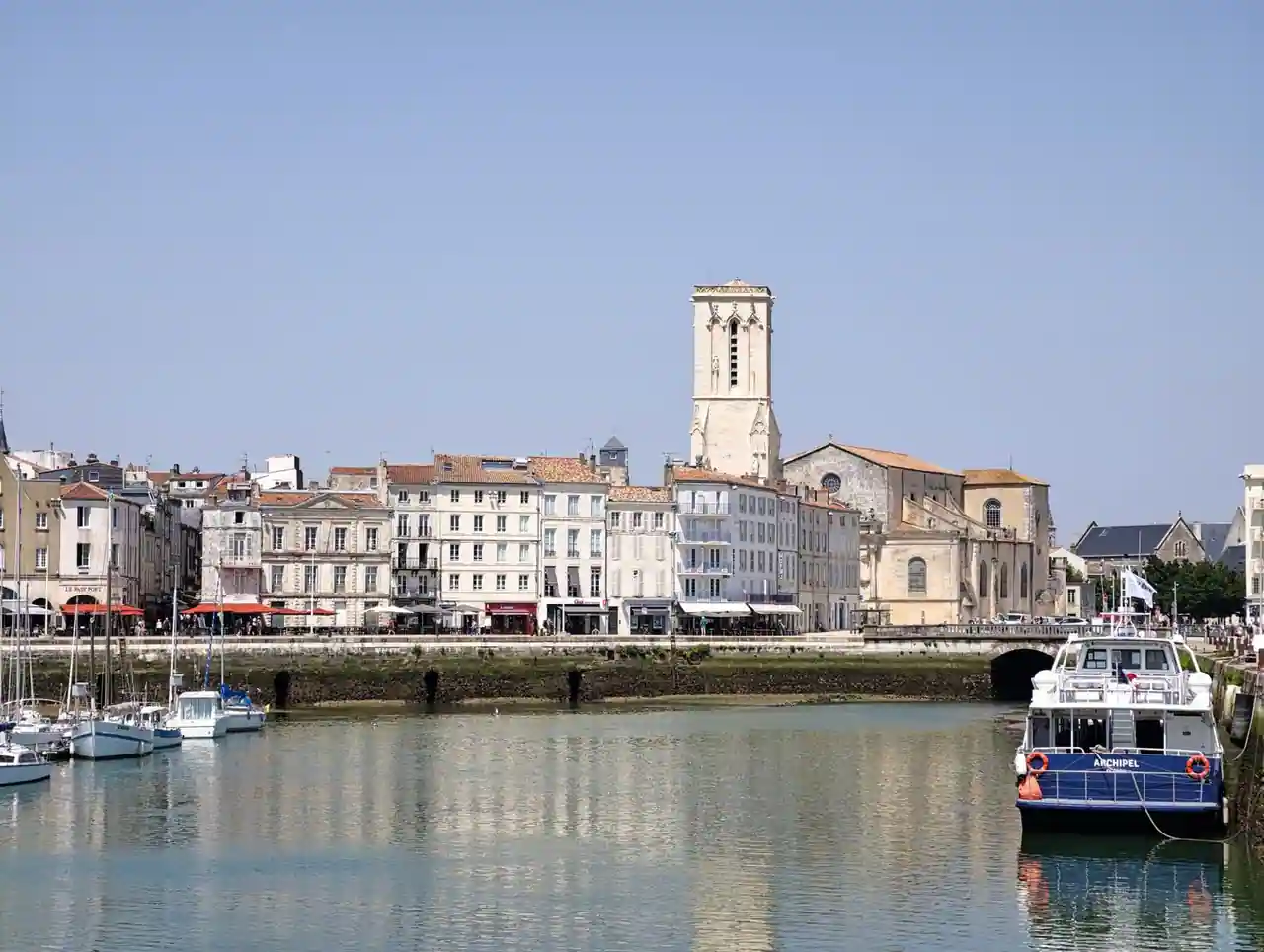 Vue du Vieux-Port de La Rochelle avec ses quais, ses bâtiments anciens et ses bateaux