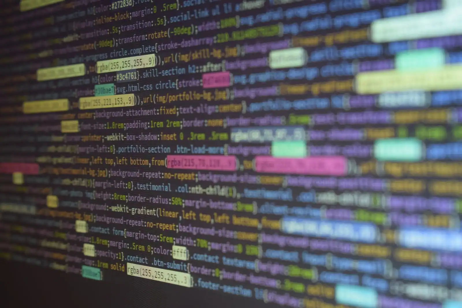 Gros plan sur des lignes de code source colorées affichées sur un écran