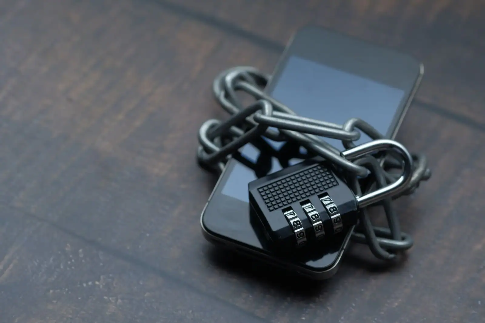 Smartphone entouré d'une chaîne et fermé par un cadenas, image de sécurité des accès
