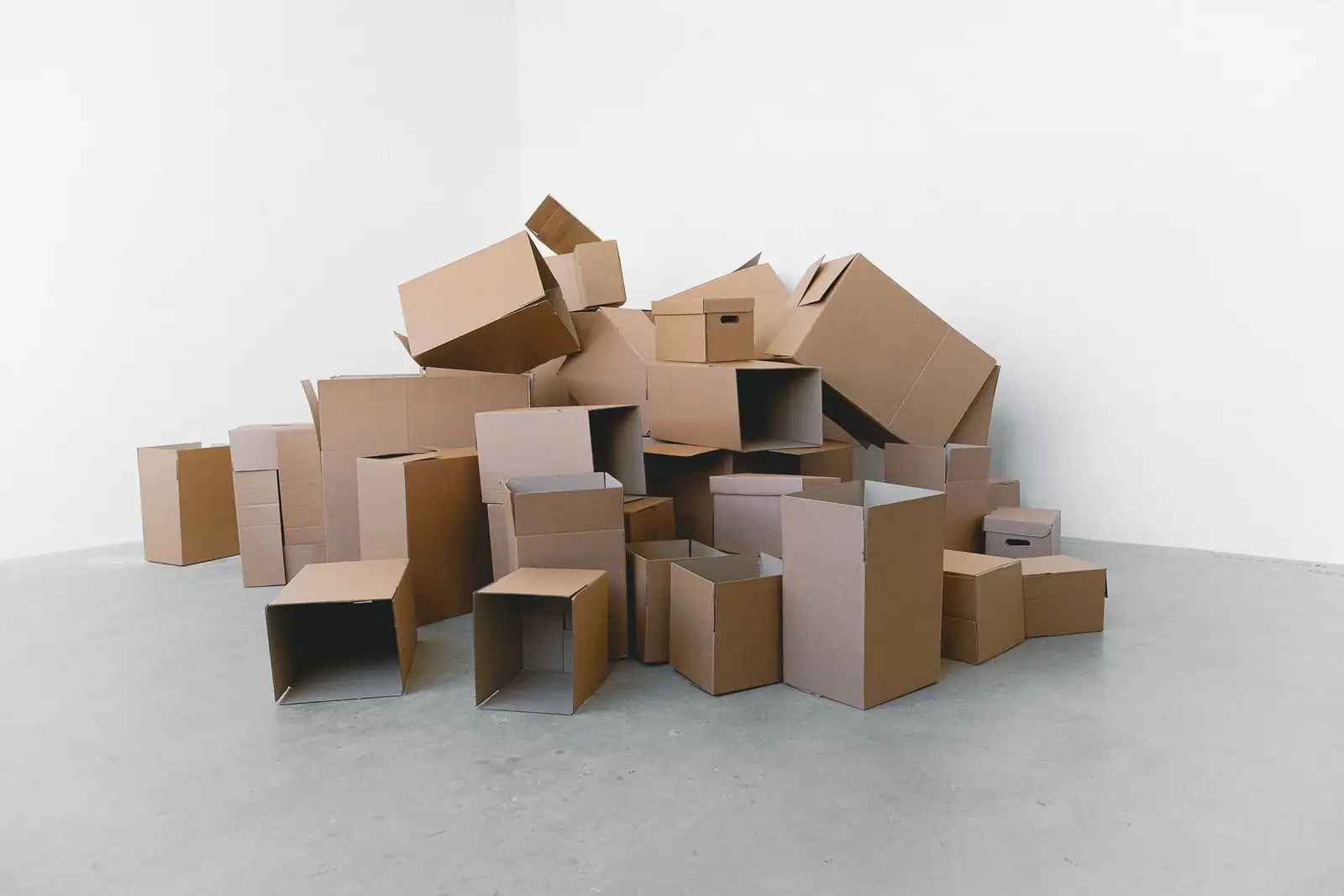 Cartons d'équipement informatique prêts pour un transfert