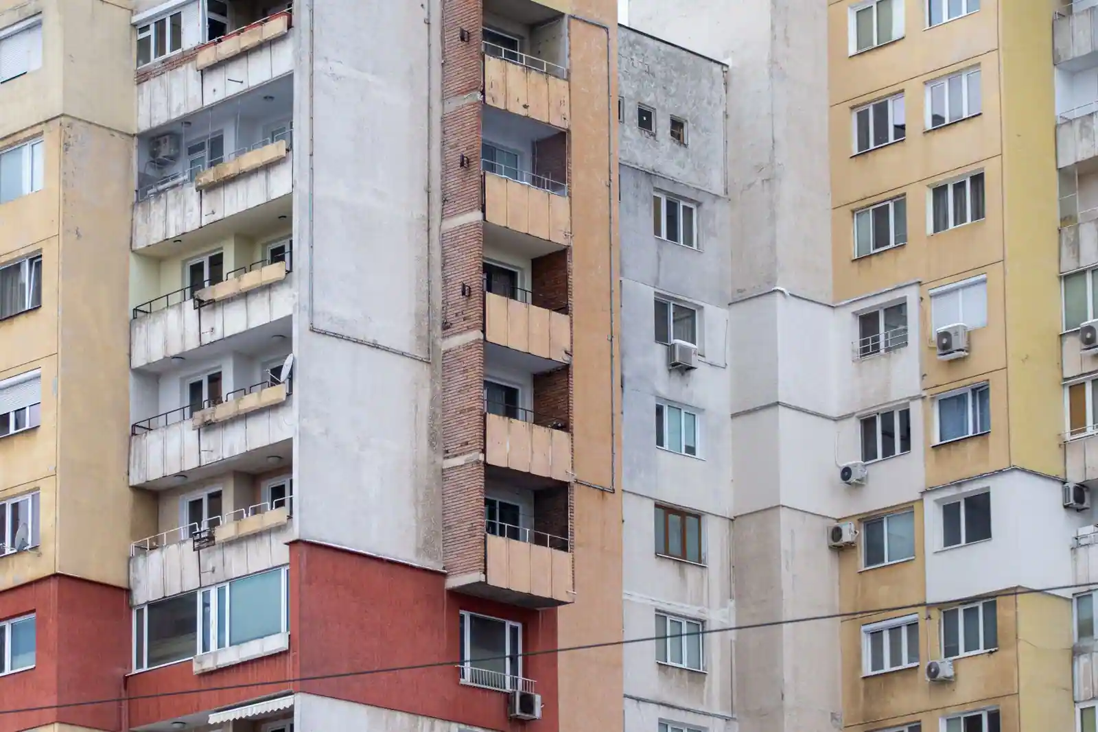 Façades d'immeubles d'habitation avec balcons dans un quartier résidentiel dense