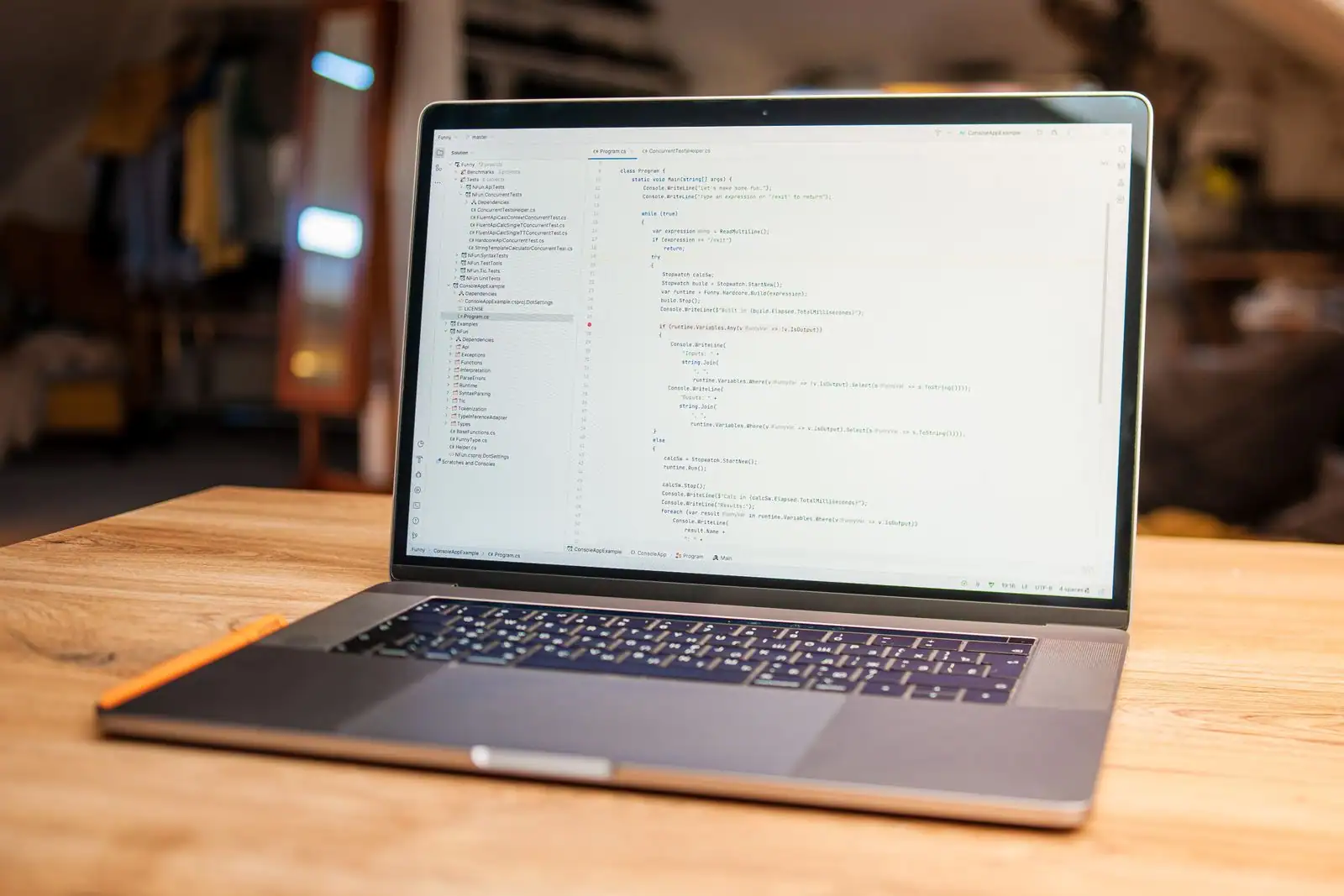 Ordinateur portable ouvert sur une table en bois, écran allumé affichant l'interface d'un logiciel.