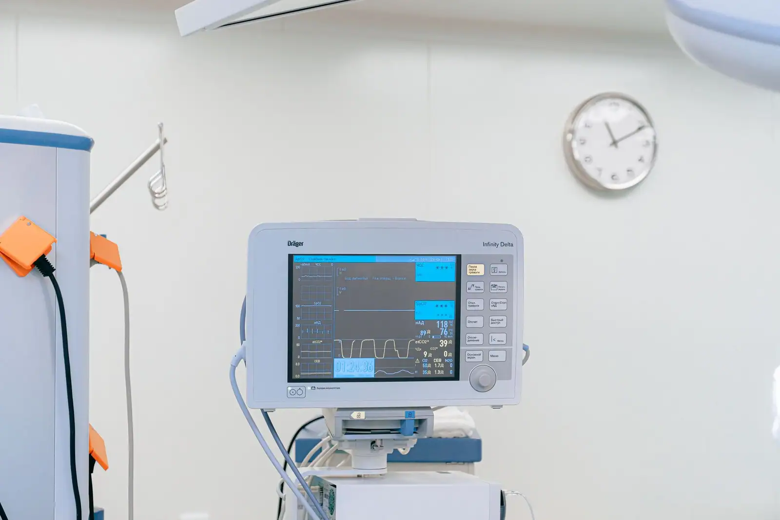 Moniteur de surveillance des constantes vitales dans une salle d'hôpital
