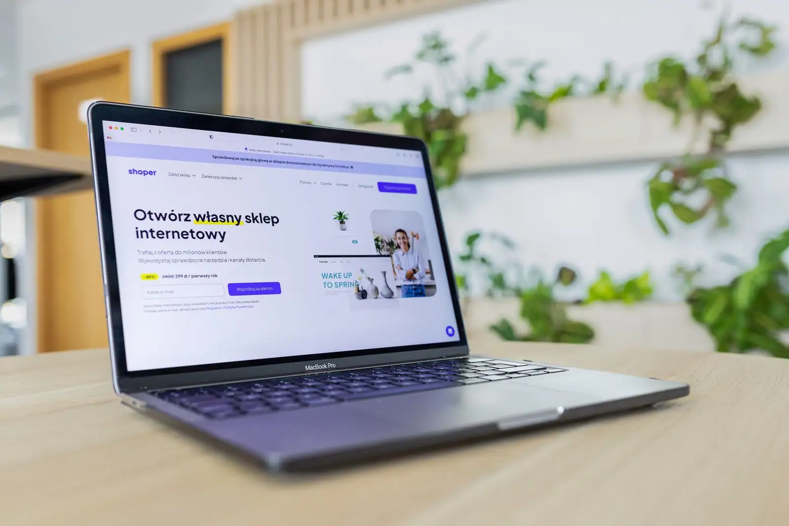 Ordinateur portable posé sur un bureau, affichant la page d'accueil d'un site web à l'écran.