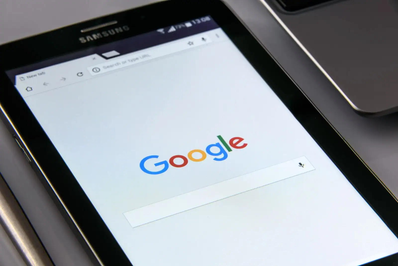 Tablette affichant la page de recherche Google dans un navigateur web, avec la barre d'adresse visible en haut