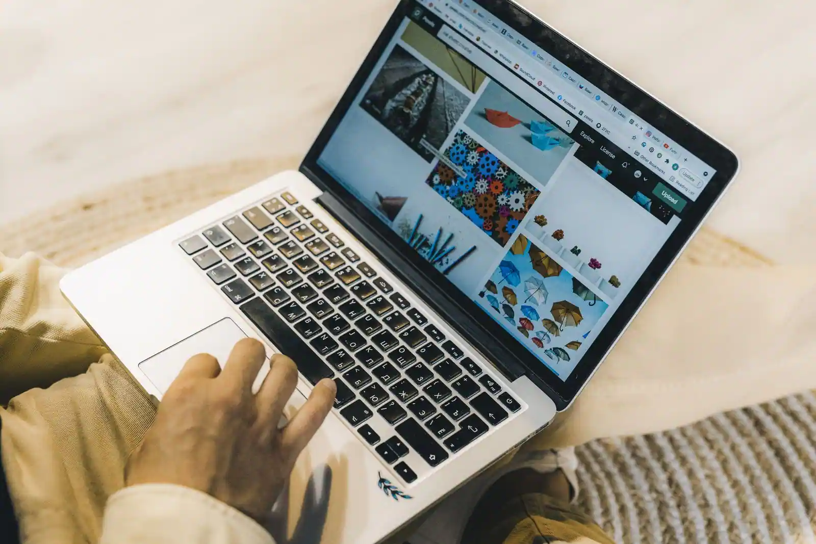 Personne utilisant un ordinateur portable pour naviguer sur un site web