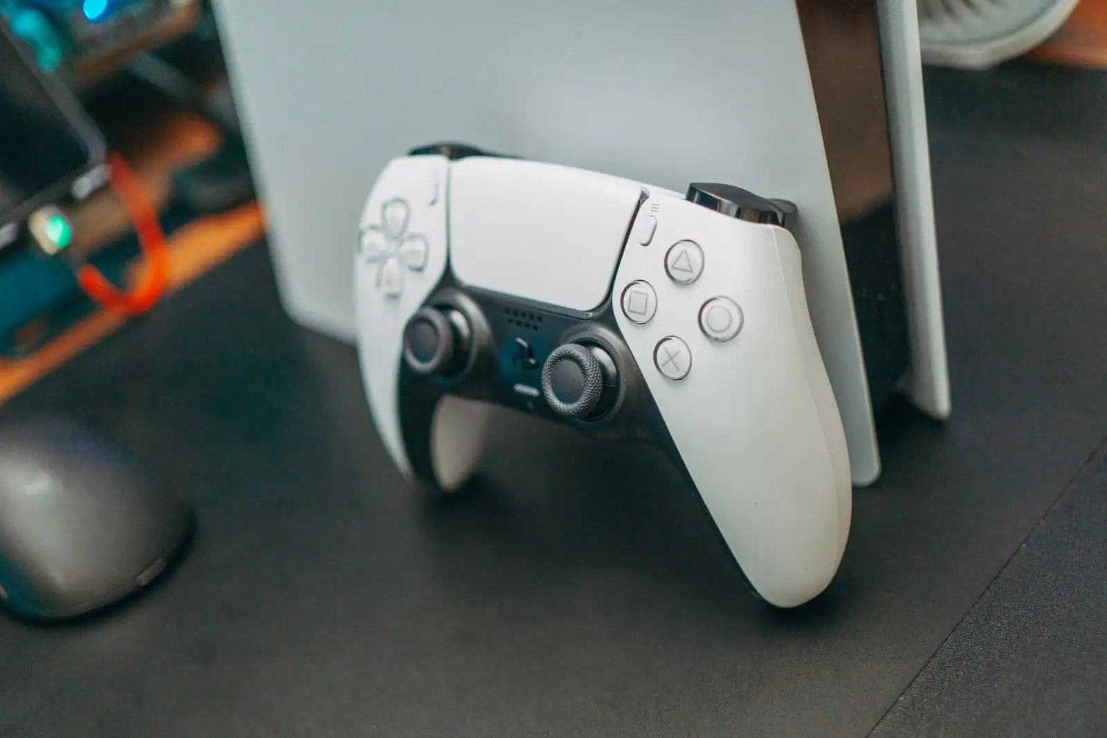 Manette de jeu blanche posée sur une surface sombre