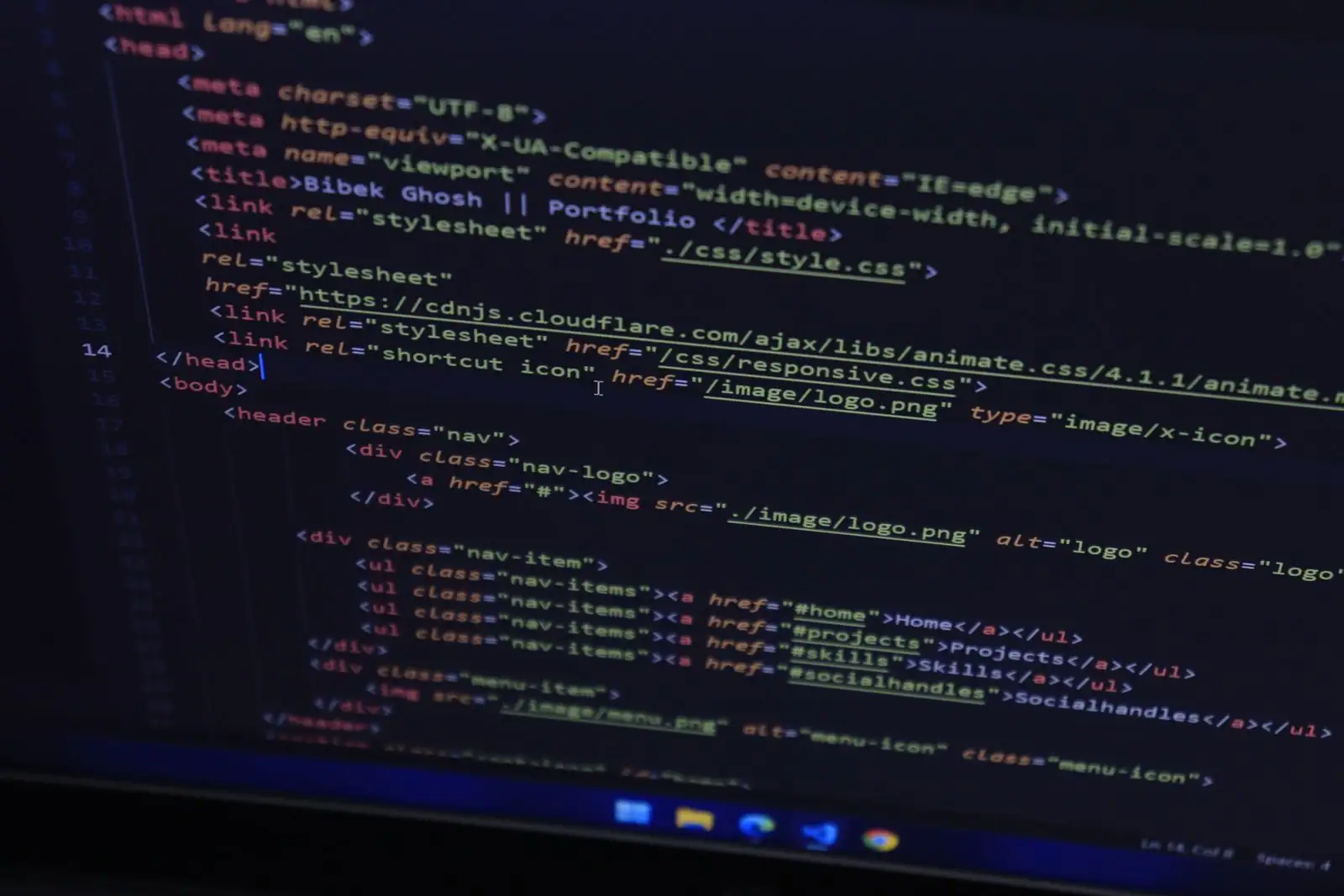 Code source HTML d'un site web affiché en gros plan sur l'écran sombre d'un éditeur