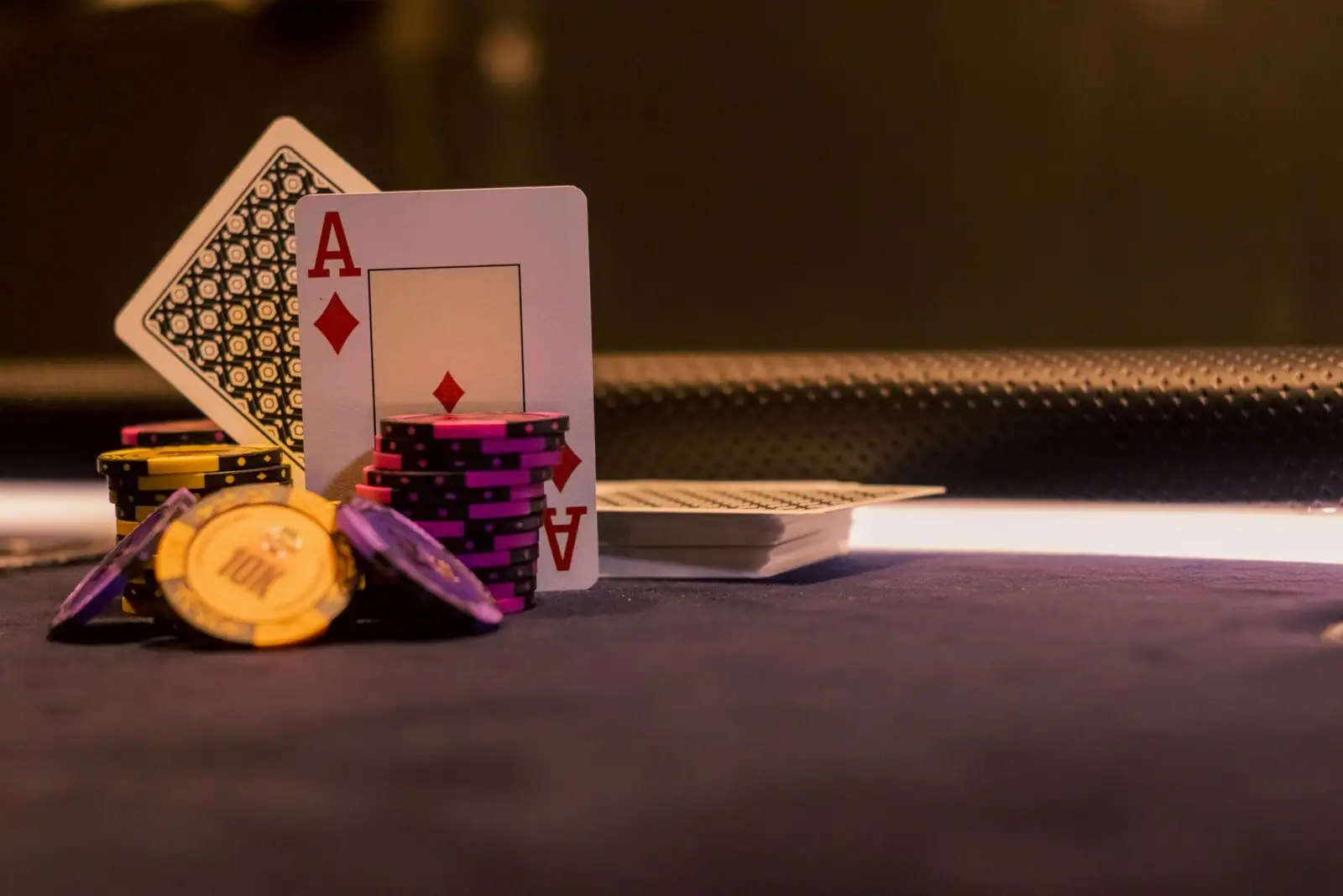 Carte d'as et jetons de casino disposés sur une table de jeu